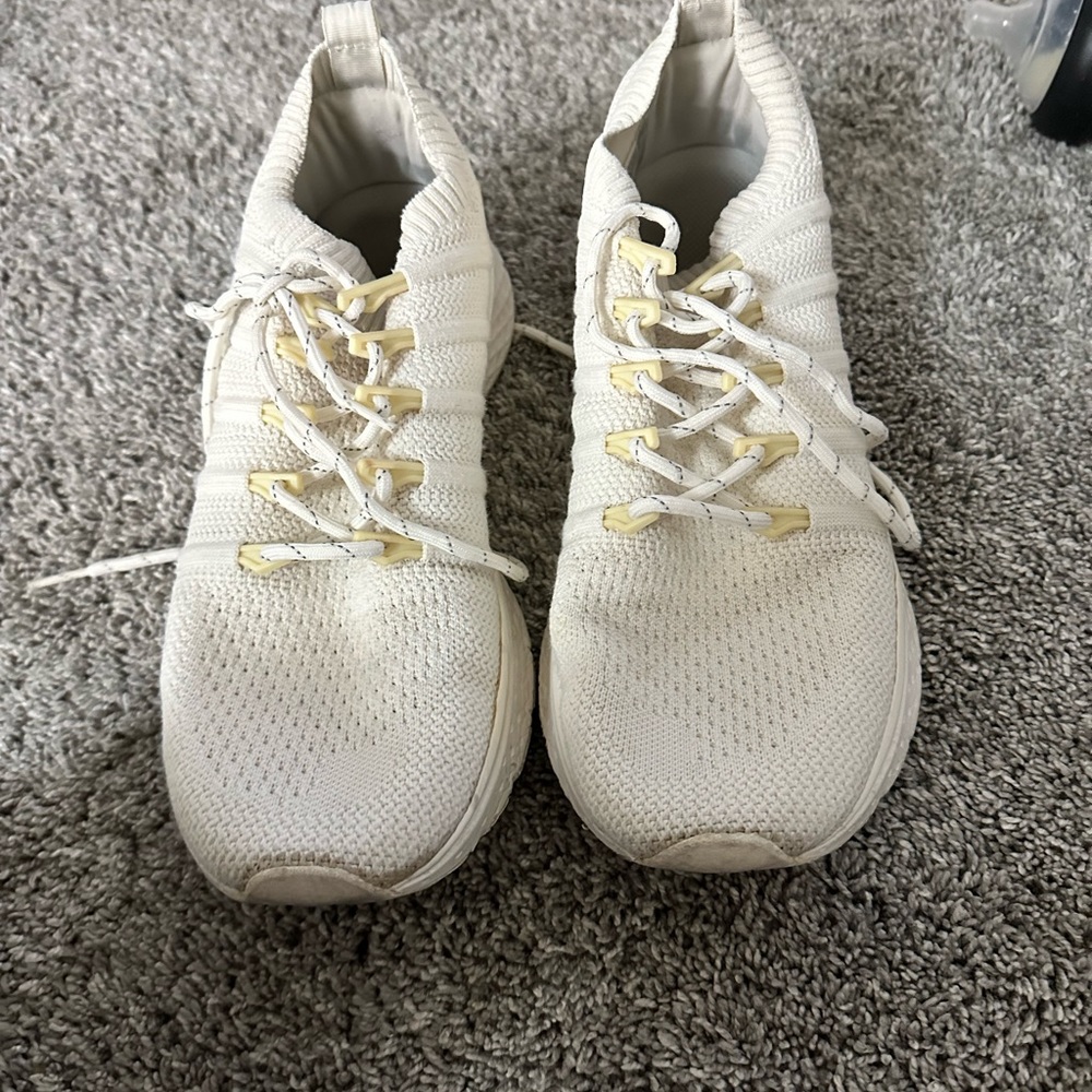 White sneakers super comfortable in good pre owned condition.